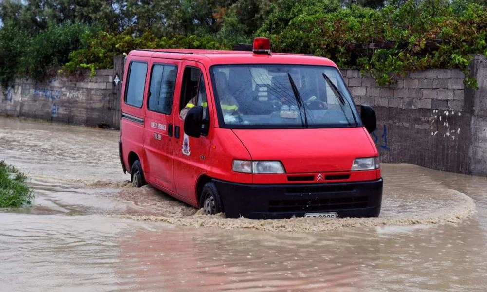 Κακοκαιρία στην Εύβοια: Δίνει "μάχες" η ΕΜΑΚ με βάρκες κι ελικόπτερο